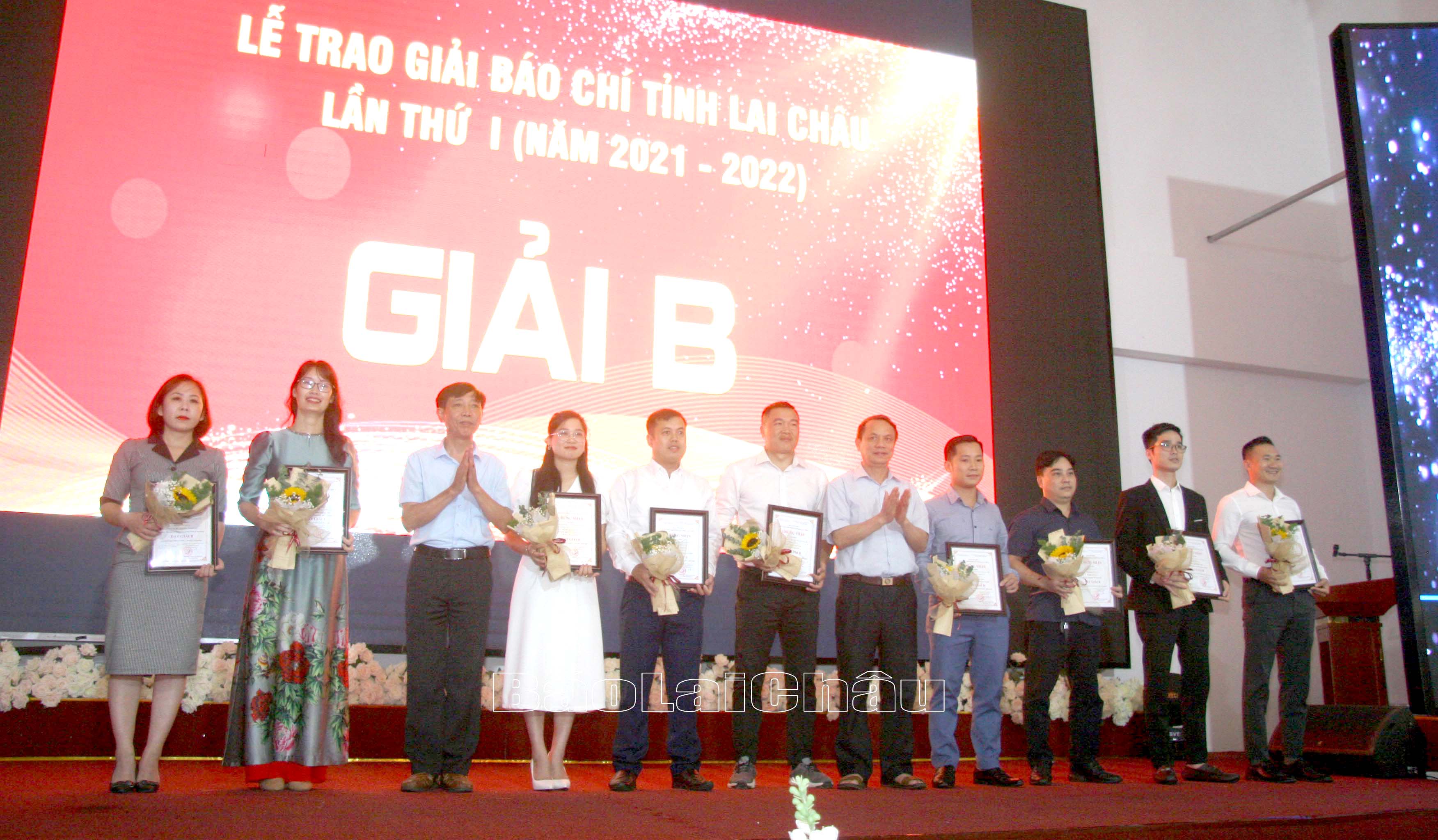 Lãnh đạo Ban Tuyên giáo Tỉnh ủy, Sở Thông tin và Truyền thông trao giải B cho các tác giả, nhóm tác giả đạt giải.